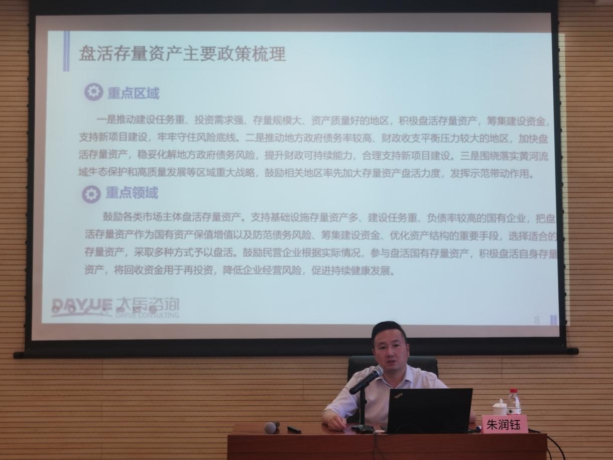 屏幕上的人
描述已自動(dòng)生成